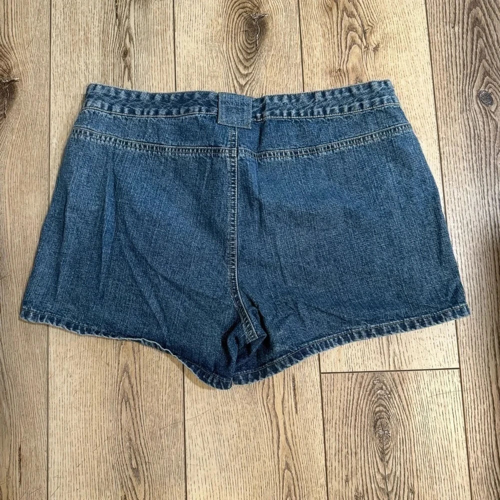 DKNY jean denim shorts with 3 pockets button and zipper closure 100% cotton, 14.